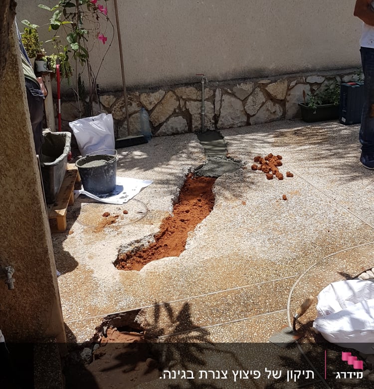 חפירה ברצפה עם כלי עבודה וצינורות